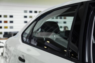 Folyo penceresinde, closeup renklendirme ile Modern araba