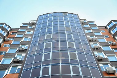 Renkli camlı, alçak açılı modern bir bina. Şehir mimarisi
