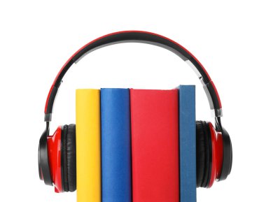 Modern kulaklıklı kitaplar beyaza izole edilmiş.