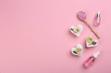 Düz kompozisyon ve pembe arka planda doğal el yapımı sabun. Metin için boşluk