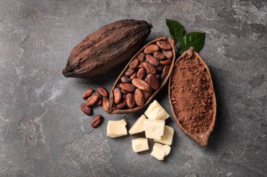 Gri masa üzerinde organik kakao yağı ile düz bir kompozisyon.