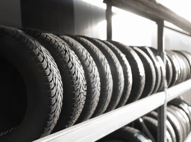 Araba servisi atölyesinde lastikler askıda