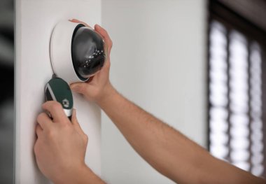 Teknisyen yükleme Cctv kamera duvar kapalı, portre