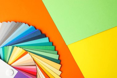 Parlak arkaplanda renk paleti, üst görünümde. Metin için boşluk