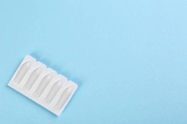 Açık mavi arkaplanda metin için fitiller ve boşluk, üst görünüm. Hemoroit tedavisi