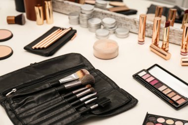 Aletler ve kozmetik ürünleriyle profesyonel makyözlerin çalışma yeri