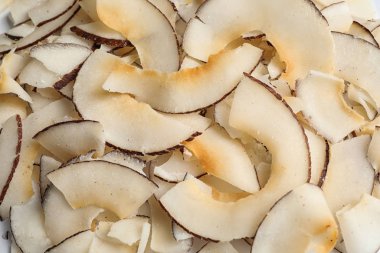 Arka plan olarak lezzetli taze hindistan cevizi cipsleri, yakın plan