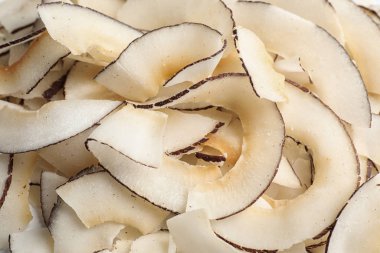 Arka plan olarak lezzetli taze hindistan cevizi cipsleri, yakın plan