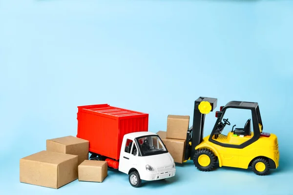 Různé Hračky Vozidel Krabicemi Modrém Pozadí Logistika Velkoobchodní Koncept — Stock fotografie