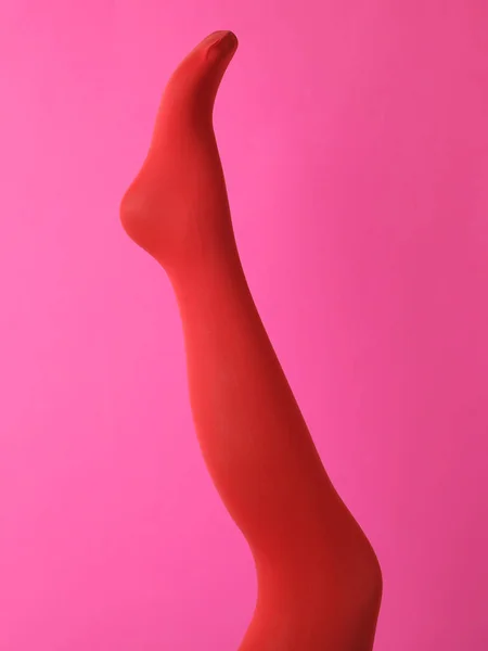 Манекен Ноги Красных Колготках Розовом Фоне — стоковое фото