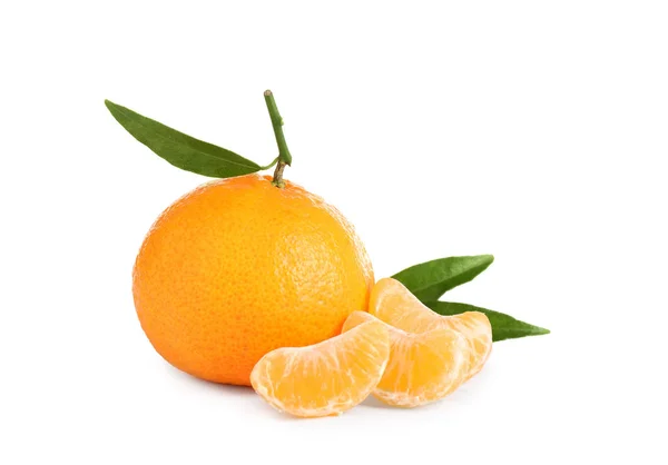 Friss érett, lédús mandarin, fehér alapon izolálva — Stock Fotó