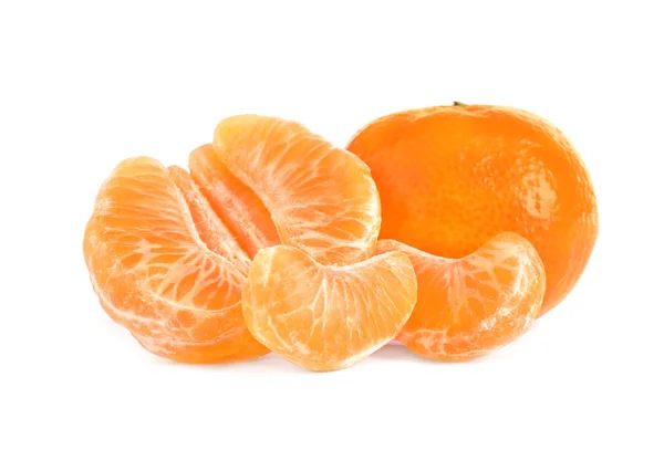 Свіжі стиглі соковиті мандарини ізольовані на білому — стокове фото