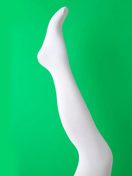 Láb Próbababa Fehér Harisnya Zöld Háttér — Stock Fotó