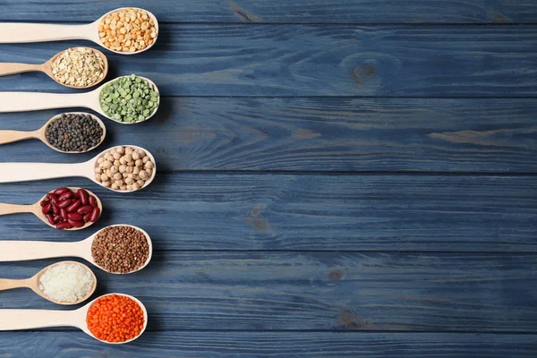 Composición Plana Con Diferentes Tipos Legumbres Cereales Sobre Mesa Madera — Foto de Stock