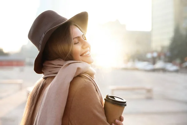 Mladá žena s šálkem kávy na City Street v dopoledních hodinách — Stock fotografie