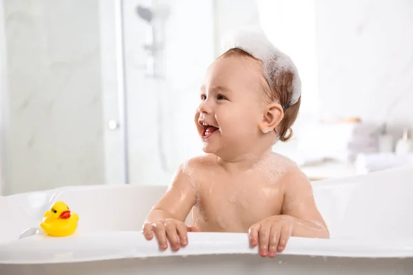 Мила маленька дитина у ванні вдома — стокове фото