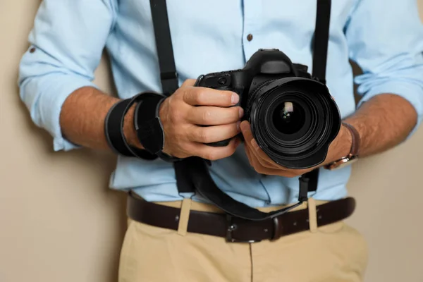 Fotógrafo profissional trabalhando em fundo bege em estúdio , — Fotografia de Stock