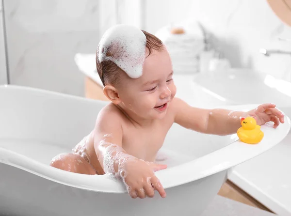 Niedliches Kleines Baby Der Badewanne Hause — Stockfoto