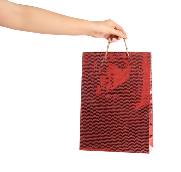 Kvinna som håller rött papper shoppingväska på vit bakgrund, closeu — Stockfoto
