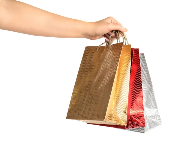 Žena drží papírové nákupní tašky na bílém pozadí, detailní záběr. — Stock fotografie