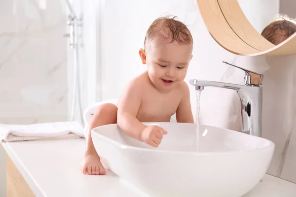 Bonito bebê brincando no banheiro em casa — Fotografia de Stock