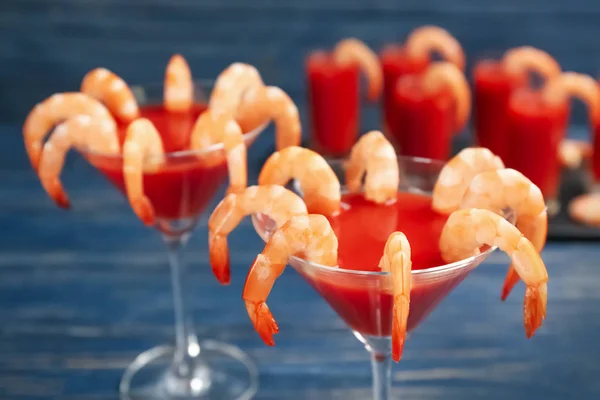 Délicieux cocktail de crevettes avec sauce tomate, gros plan — Photo