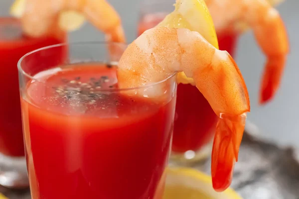 Délicieux cocktail de crevettes avec sauce tomate, gros plan — Photo