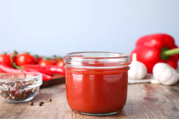 Délicieuse Sauce Tomate Fraîche Sur Table Bois Gros Plan — Photo
