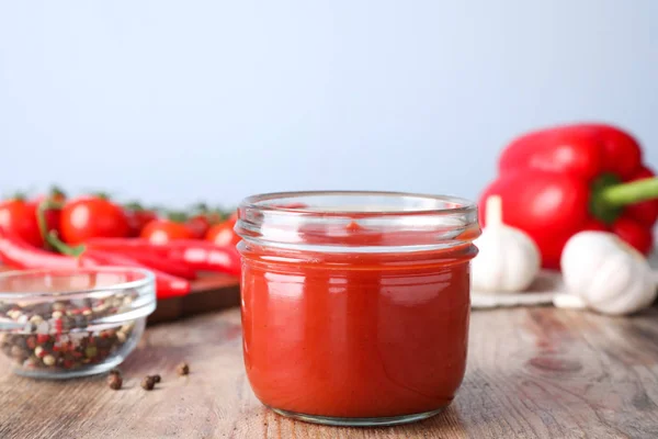 Heerlijke Verse Tomatensaus Houten Tafel Close — Stockfoto