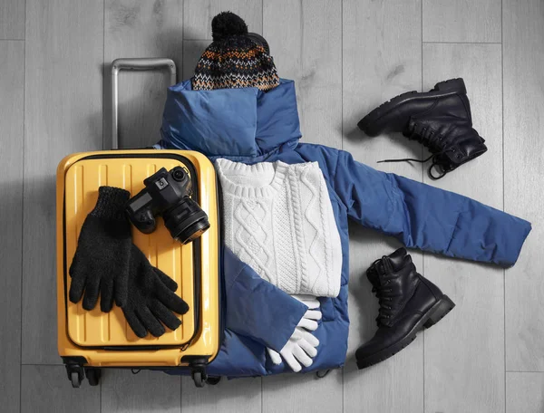 Βαλίτσα Ζεστά Ρούχα Και Κάμερα Ξύλινο Πάτωμα Επίπεδη Lay Χειμερινές — Φωτογραφία Αρχείου