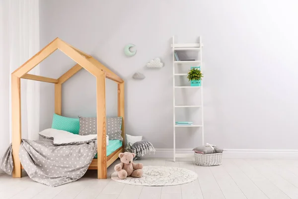 Elegante Habitación Infantil Interior Con Cama Cómoda —  Fotos de Stock