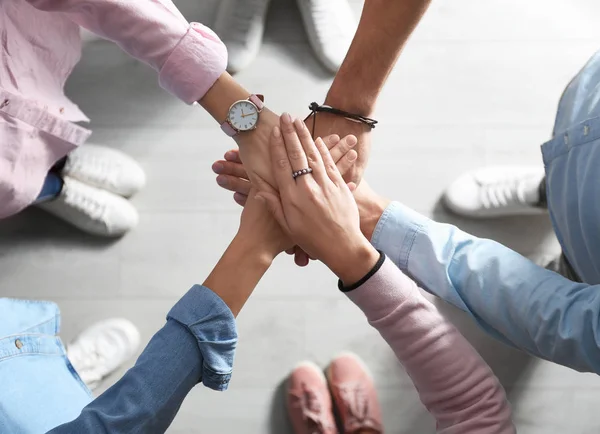 Persone Che Tengono Mano Insieme Sfondo Chiaro Vista Dall Alto — Foto Stock