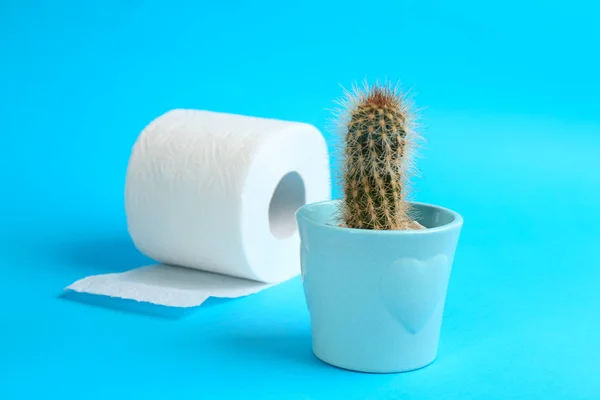 Toilettenpapierrolle Und Kaktus Auf Hellblauem Hintergrund Hämorrhoidalleiden — Stockfoto