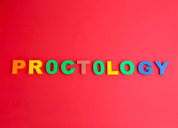 Kelime Proktolojisi Kırmızı Arka Planda Renkli Harflerden Oluşur Hemoroit Sorunları — Stok fotoğraf
