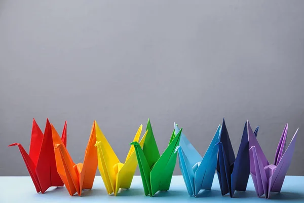 Πολύχρωμες Φιγούρες Origami Γαλάζιο Τραπέζι Παλέτα Ουράνιο Τόξο — Φωτογραφία Αρχείου