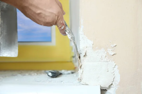Homem Reboco Área Janela Com Faca Vidraceiro Dentro Casa Close — Fotografia de Stock