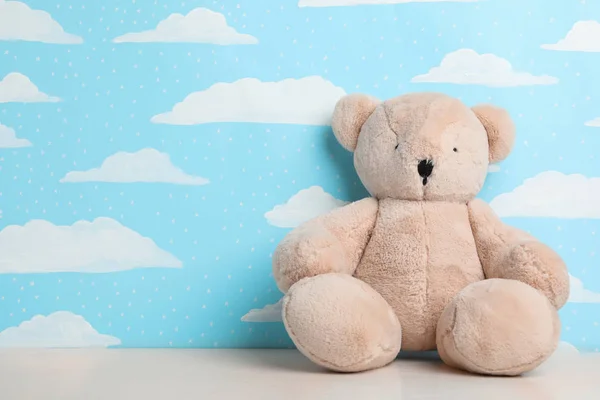 Teddy Bear di meja putih dekat dinding dengan cat langit biru, ruang — Stok Foto