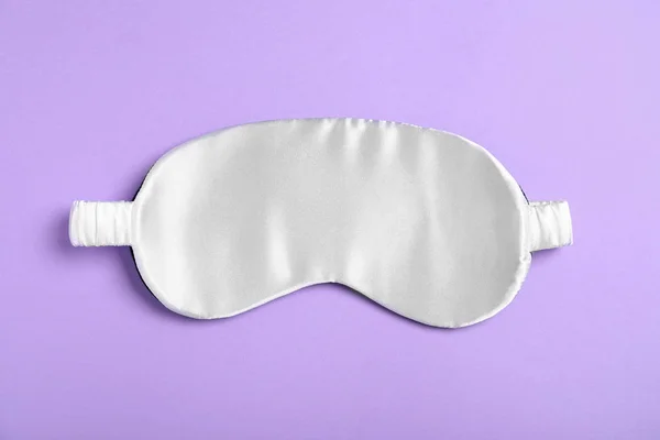 紫色の背景に白い睡眠マスク トップビュー ベッドタイムアクセサリー — ストック写真