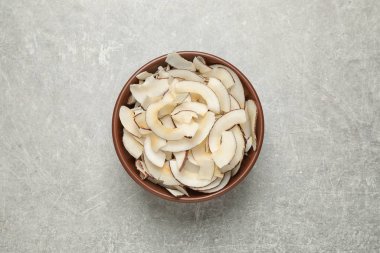 Gri masada lezzetli hindistan cevizi cipsleri, üst manzara.