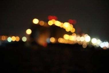 Gece iskele görüşü bulanık. Bokeh etkisi