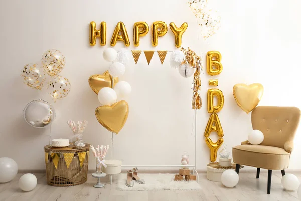Frase Aniversário Feliz Feito Letras Balão Dourado Quarto Decorado — Fotografia de Stock