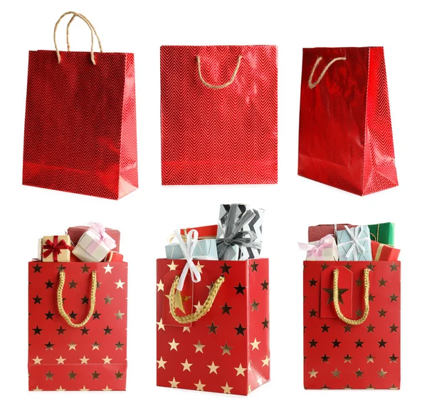Sacos de compras de papel vermelho isolados em branco — Fotografia de Stock