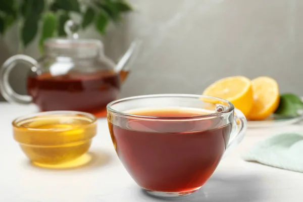 Köstlicher Tee Mit Honig Und Zitrone Auf Weißem Tisch — Stockfoto