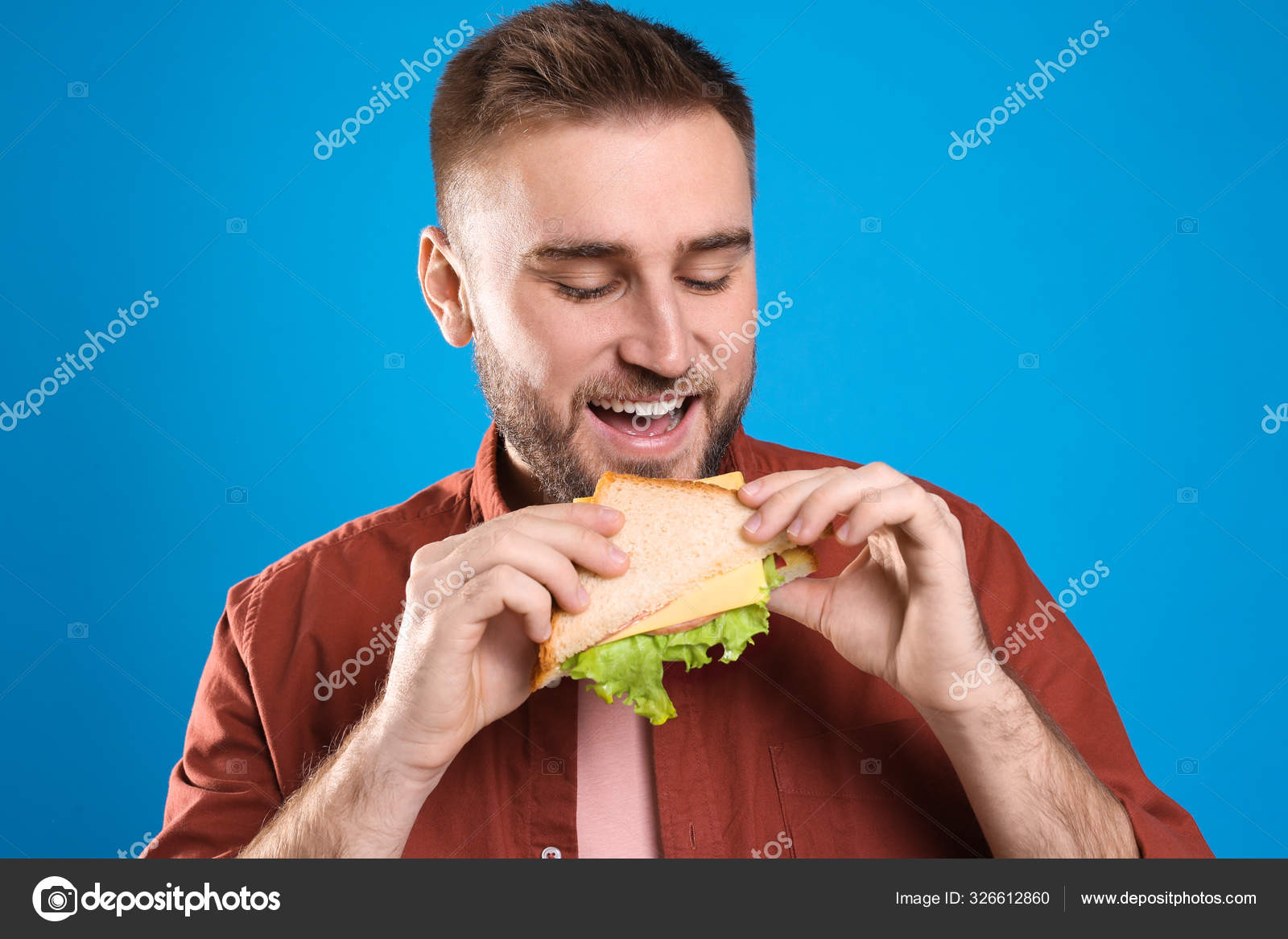 Junger Mann Isst Leckeres Sandwich Auf Hellblauem Hintergrund Stockfotografie Lizenzfreie Fotos C Newafrica 326612860 Depositphotos