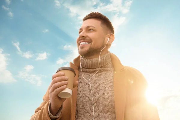 Человек с чашкой кофе на городской улице утром — стоковое фото