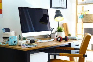 Stüdyoda modern bilgisayarla rahat bir tasarımcının çalışma yeri