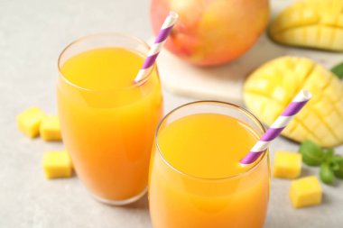 Taze nefis mango içeceği ışık masasında.