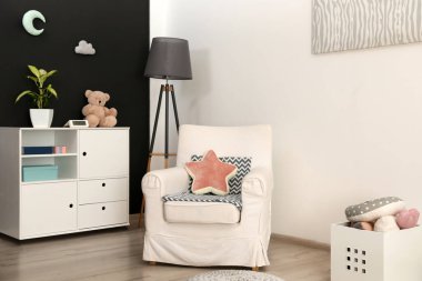 Moda mobilyaları olan modern çocuk odası.