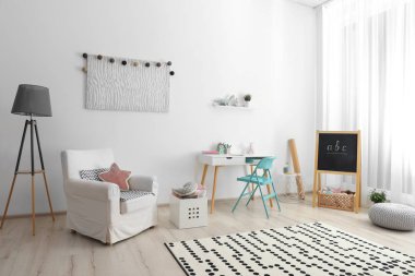 Moda mobilyaları olan modern çocuk odası.