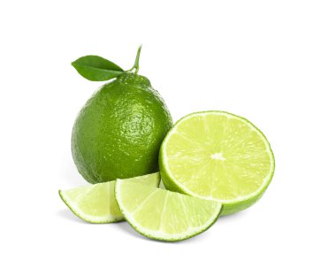 Taze yeşil limonlar beyazda izole edilmiş.